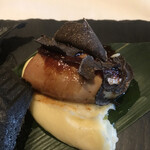 レストラン マノワ - Mene Verdure ９６８０円。黒いフォワグラたい焼き。フォワグラ、トリュフが一体となり、とても美味しくいただきました（╹◡╹）