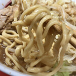 自家製太麺 ドカ盛 マッチョ - 腰のある麺