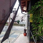 かまや食堂 - 真ん前の須賀川警察署の桜も満開でした。