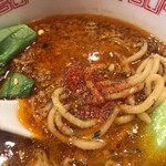 担担麺の掟を破る者 - 卓上の花椒と一味を投入