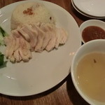 タイ国専門食堂 - スープと辛いソースが付くよ