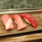 一鮨 - 天然本マグロ生、あかみ、中トロ、大トロ（おまかせにぎり、右から）紀州