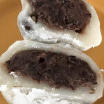 銀座 あけぼの - 白玉豆大福(つぶ餡)の断面