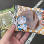 Ginza Bummei Dou - カステラ巻(抹茶)、110円(税別)・ドラえもんの焼印入りどら焼き、160円(税別)