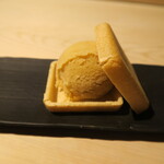 日本料理 みや  - 徳島和三盆糖アイス最中