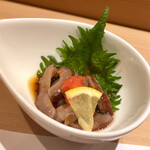 すし伊澤 - ■小鉢  赤海鼠の酢の物
      
         独特の風味を酢が和らげます。
         コリコリとしたこの食感、イイですね〜
         ビールに合います、空けちゃいます♡