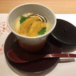 すし伊澤 - ■蒸し物  茶碗蒸し雲丹乗せ
      
         優しい味わいの茶碗蒸し。
         青森産北紫雲丹とのマリアージュ♡
         味のバランスも良く、唸らせる一品。