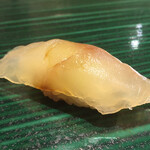 すし伊澤 - ■ほうぼう昆布〆
      
         千葉県富津市産。
         プリっとした食感。
         嫌みのない舌に絡みつく柔らかさ。
         昆布が、素材の旨味と甘味を増幅させます。