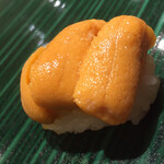 すし伊澤 - ■馬糞雲丹
      
         北海道苫小牧市産。
         ボリビア産の岩塩「ローズソルト」で。
         後味が甘〜く感じるこの旨さ。