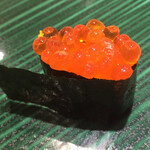 すし伊澤 - ■いくら
      
         北海道産を軍艦で。
         イイですね〜この弾ける様なプッチプチ。
         海苔も磯の香りがとても強く美味しい。
         