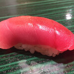 すし伊澤 - ■中とろ
      
         京都府産。
         素敵ですね〜このフォルム✨
         赤身と脂身のバランスが抜群。
         幸せ、感じます(*´꒳`*)
         
         
         