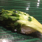 すし伊澤 - ■かいわれ大根昆布〆
      
         仕込に4日掛かると言う大将のイチオシ✨
         昆布が効いており、サッパリしたお味。
         この美味しさは、女性にも受けますね。