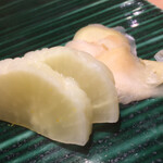 すし伊澤 - ■べったら
      
         甘過ぎず、塩っぱ過ぎず。
         丁度良い漬け加減。
         ウイスキーに合いますね〜♫
         あと、このガリも最高に美味しい。