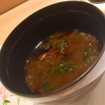 すし伊澤 - ■止椀  赤出汁
      
         コチラの赤出汁、とても美味しい。
         でも、大将が話された潮汁。
          頂いて見たいな〜(⁎⁍̴̆Ɛ⁍̴̆⁎)