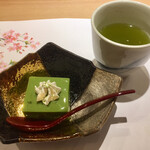 すし伊澤 - ■甘味  抹茶プリン
      
         少し硬めで、甘さ抑えめ。
         大人の味わいです。