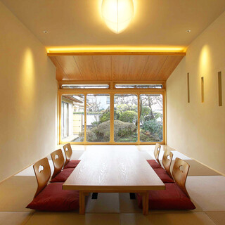 座敷ございます。ご予約時に、お申し付けください。