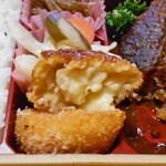 Tsubame Guriru Deri - 「大きなハンブルグステーキと青森県陸奥湾産帆立貝のクリームコロッケ弁当」のクリームコロッケ