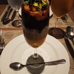 Les deux - 前菜一品目：グラス下部から…ニンジンムース  蟹とホタテ   オマールのジュレ   生雲丹  キャビア。前菜一品目で このボリューム……