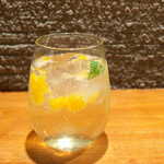 マーマ ノン マーマ - アマラトニック（￥750）。散らした甘夏の実が爽やかで、見た目にも洒落た一杯♪