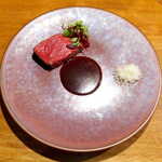 マーマ ノン マーマ - 特選牛ランプ肉のロースト（2人前￥3900）。非常に美しい色合いの赤身肉、フォンドボーソースを添えて