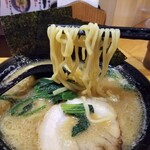 春樹 - 豚骨ラーメンの麺リフト