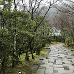 旅亭半水廬 - 客室に向かう石畳の道