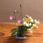 旅亭半水廬 - 至る所に生花が生けてあります