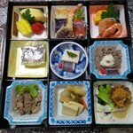 吉亀旅館 - 法事のお膳です。あとこれに、ちらし寿司とお造りが付いていました。
            どれも上品な味付けで美味しくいただきました。