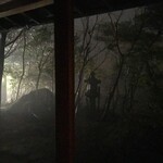 旅亭半水廬 - 大雨後に煙る深夜の中庭