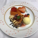 旅亭半水廬 - 果物：苺 せとか / 洋菓子：クレープ