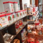紅茶専門店 ルベール - ｶﾚﾙﾁｬﾍﾟｯｸのグッズや紅茶が並ぶ