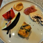 シェフの地元河南町の旬の野菜を使った、凝った前菜5種盛り