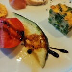 みずみずしい水茄子と濃い甘味のトマトは塩とオイル、バルサミコで、奥は香ばしい菜の花のフリッタータ