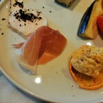 鯛とオレンジを使ったペースト状のマンテカート、なめらかな生ハムやしっとり柔らかな鶏むね肉など