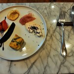 大理石のプレートがモダンで上品、高級リストランテのような盛り付けの前菜盛り合わせ