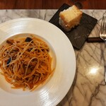 アビタコロ - 豚ひき肉と茄子のスパゲッティ、奥は程よくオイルが効いた、ふわっふわの自家製フォカッチャ