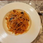 アビタコロ - うっすら赤いパスタは、ピメントン（燻製させた赤パプリカ）パウダーが味の決め手