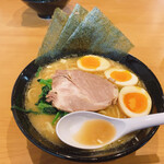 Yokohamaiekeiramem menya kagerou - 濃厚とんこつ醤油大盛り+味玉