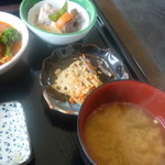 Yurari - 味噌汁、蓮根のきんぴら、煮物