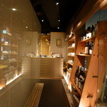 Misuzu Tei No Doka - 石畳の横には陶器やボトルがズラリ！