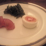 カアラ - 付き出し２　ほうれん草　トマト　半熟たまご