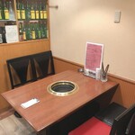 焼肉 広鈴 - 一階のテーブル席　席数4名様まで着席いただけます。