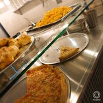 オールデイ ピザ - 上の段にガーリックノット(ガーリックバターがしっかり染みたパン)やマカロニチーズが(*^o^*)