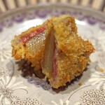 三谷 - 和歌山県那智勝浦産の鮪のハラミと台湾産の鱶鰭のフライ