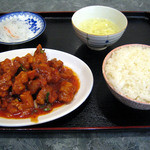 食神 餃子王 - 鶏肉のチリソース定食