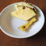 レストラン四季 - サラダバーに置いてある唯一のフルーツ・パイナップルでした。別の日は別のものがあるんでしょうか。