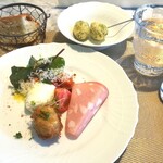 La Brianza - 前菜の盛り合わせ。生しらすと桜えびのフリテッレ、ブッラータチーズのカプレーゼ、モルタデッラハム、カポナータサラダ仕立て、パルミジャーノチーズ。一つ一つがおいしい品々の豪華盛り合わせ。どれもこれも美味☆
