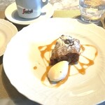 La Brianza - ストゥロイゼルとシナモンのアイスクリーム、リンゴのカラメルソース。香りに引き込まれ、表面パリッとフィリングほろり、リンゴしゃくしゃく温かストゥロイゼルと、ひんやりシナモンアイスクリームのマリアージュ。