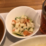 マッピーカレー - トマト、大根、キュウリが角切りのサラダの歯ごたえが楽しくて美味しい！