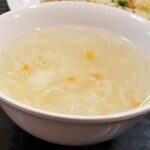 王府餃子房 - 五目チャーハンについていたスープをアップで…